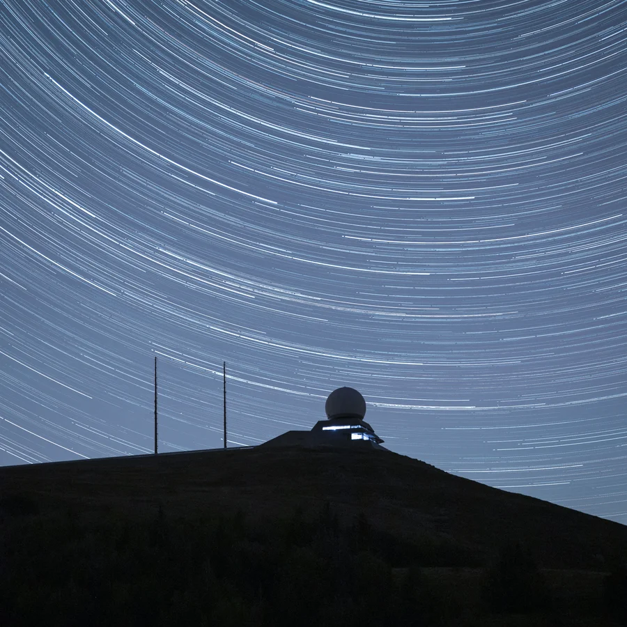 Dôme sous les filaments célestes
